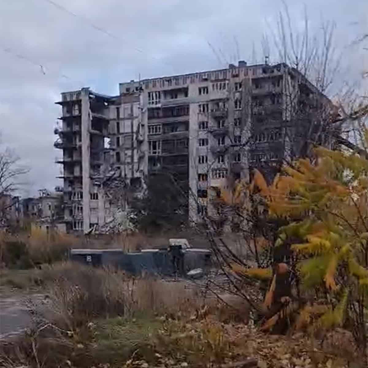 Багатоповерхівка №19 по вулиці О. Сибірцева у Бахмуті у листопаді 2025 року