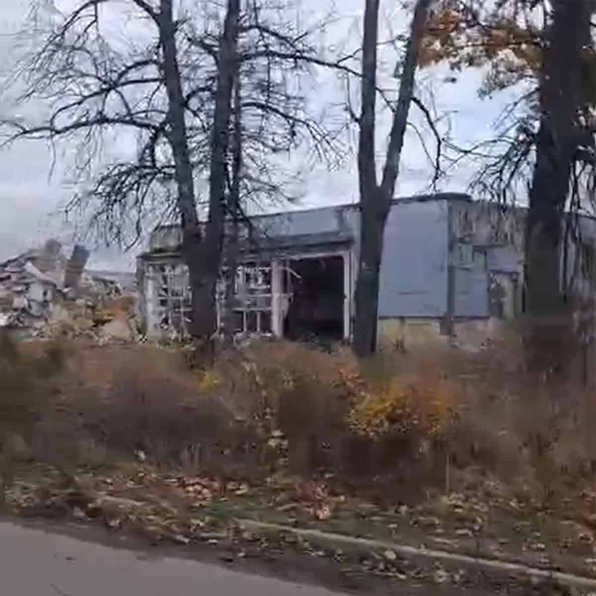 Зображення до посту: Всіхсвятський храм, обеліск та пам’ятники геологу і Булавіну: який вигляд має центр Бахмута у листопаді 2025 року