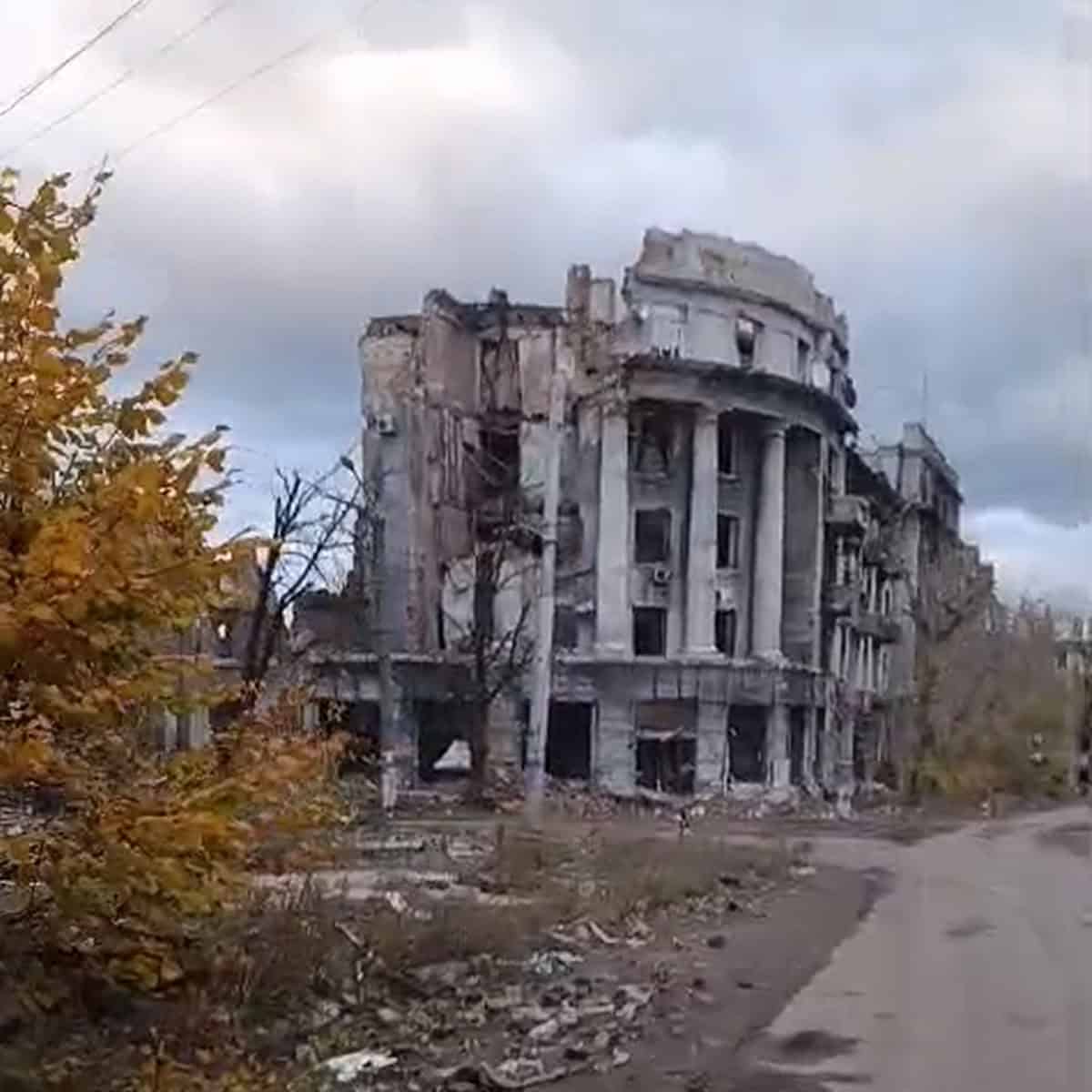 Зображення до посту: Всіхсвятський храм, обеліск та пам’ятники геологу і Булавіну: який вигляд має центр Бахмута у листопаді 2025 року