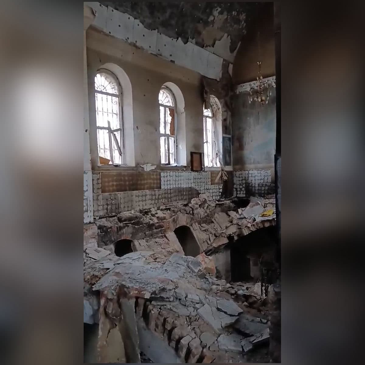 Зображення до посту: Всіхсвятський храм, обеліск та пам’ятники геологу і Булавіну: який вигляд має центр Бахмута у листопаді 2025 року