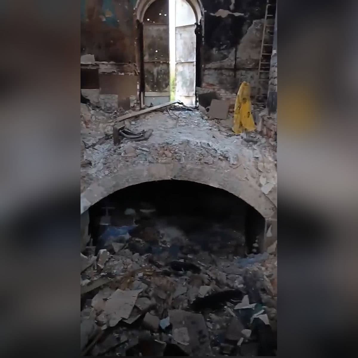 Зображення до посту: Всіхсвятський храм, обеліск та пам’ятники геологу і Булавіну: який вигляд має центр Бахмута у листопаді 2025 року