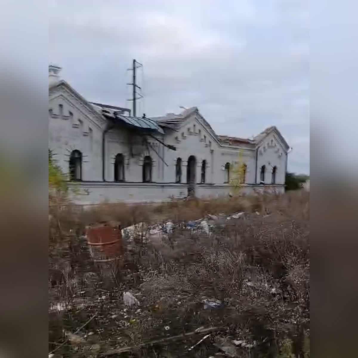 Зображення до посту: Всіхсвятський храм, обеліск та пам’ятники геологу і Булавіну: який вигляд має центр Бахмута у листопаді 2025 року