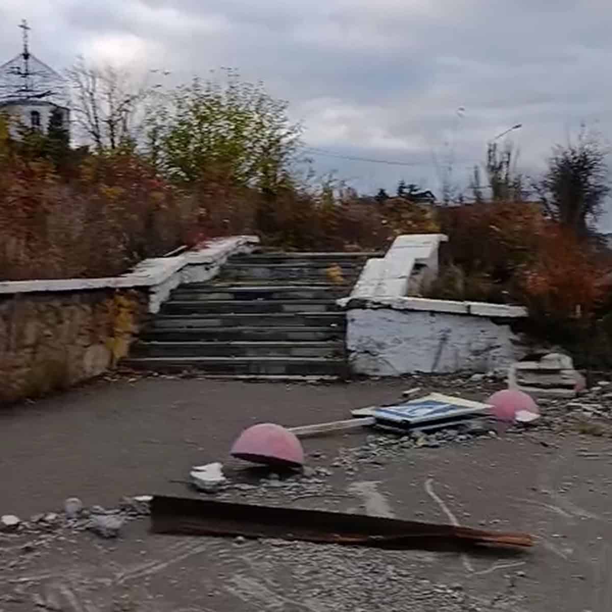 Зображення до посту: Всіхсвятський храм, обеліск та пам’ятники геологу і Булавіну: який вигляд має центр Бахмута у листопаді 2025 року