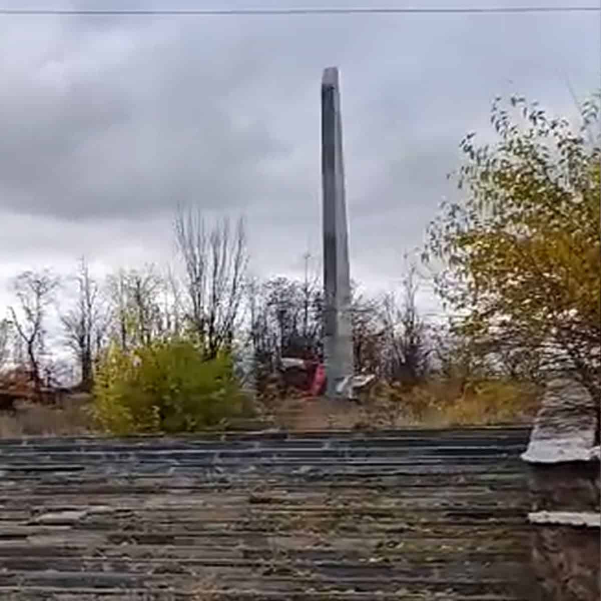 Зображення до посту: Всіхсвятський храм, обеліск та пам’ятники геологу і Булавіну: який вигляд має центр Бахмута у листопаді 2025 року