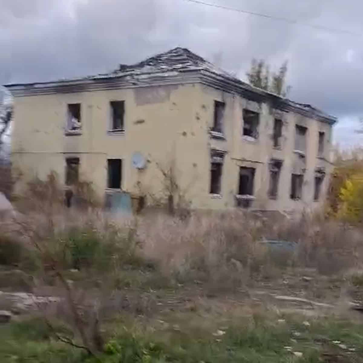 Зображення до посту: Всіхсвятський храм, обеліск та пам’ятники геологу і Булавіну: який вигляд має центр Бахмута у листопаді 2025 року