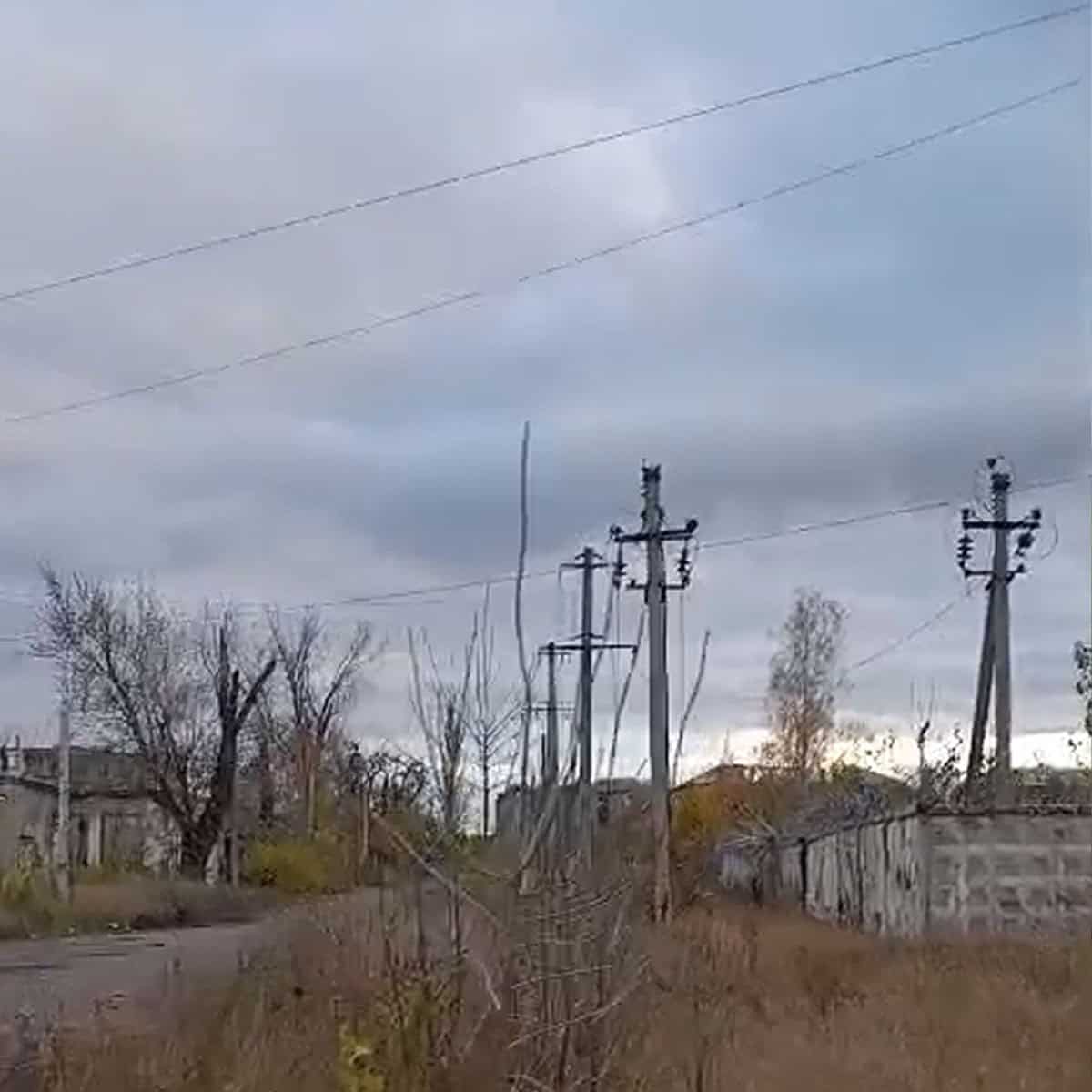 Зображення до посту: Всіхсвятський храм, обеліск та пам’ятники геологу і Булавіну: який вигляд має центр Бахмута у листопаді 2025 року