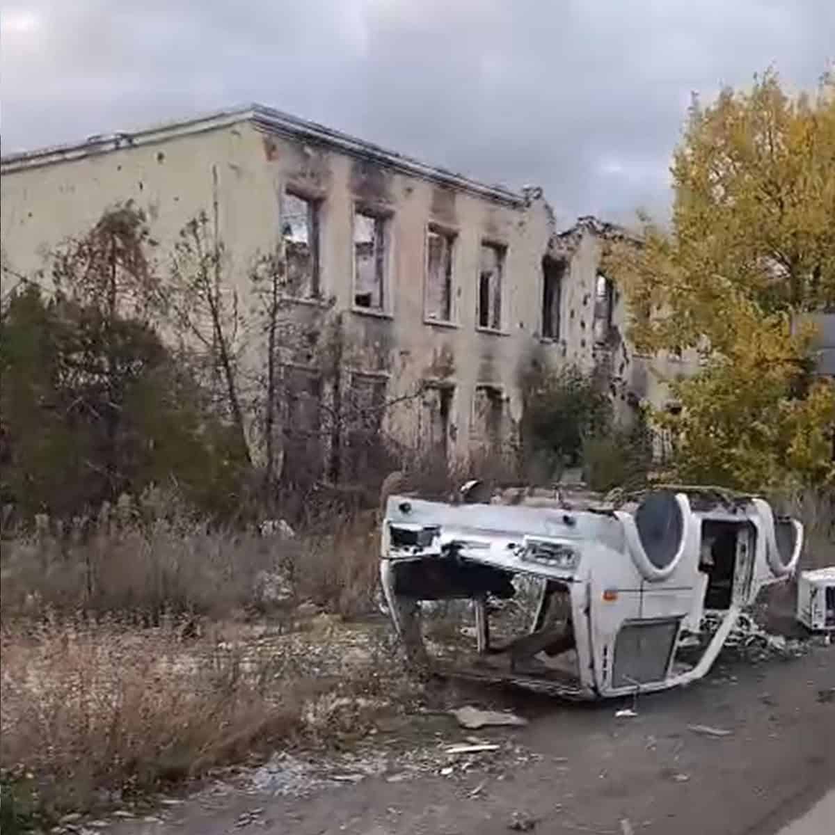 Зображення до посту: Всіхсвятський храм, обеліск та пам’ятники геологу і Булавіну: який вигляд має центр Бахмута у листопаді 2025 року
