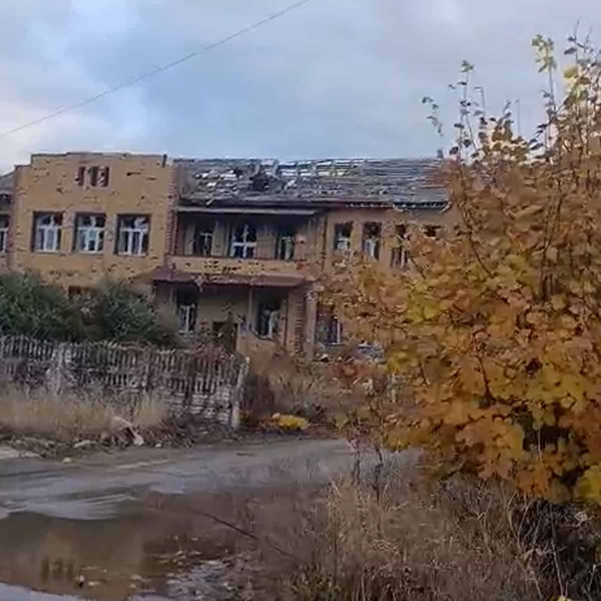 Зображення до посту: Всіхсвятський храм, обеліск та пам’ятники геологу і Булавіну: який вигляд має центр Бахмута у листопаді 2025 року