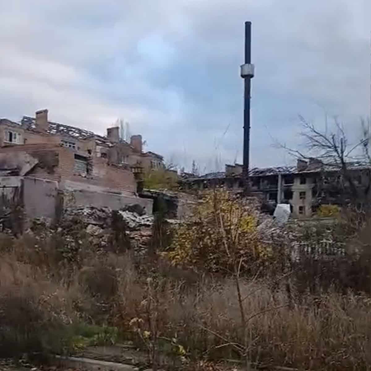 Зображення до посту: Всіхсвятський храм, обеліск та пам’ятники геологу і Булавіну: який вигляд має центр Бахмута у листопаді 2025 року