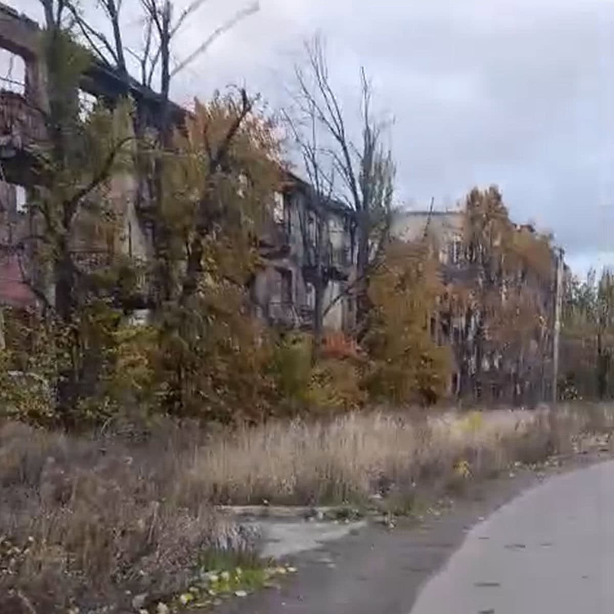 Зображення до посту: Всіхсвятський храм, обеліск та пам’ятники геологу і Булавіну: який вигляд має центр Бахмута у листопаді 2025 року