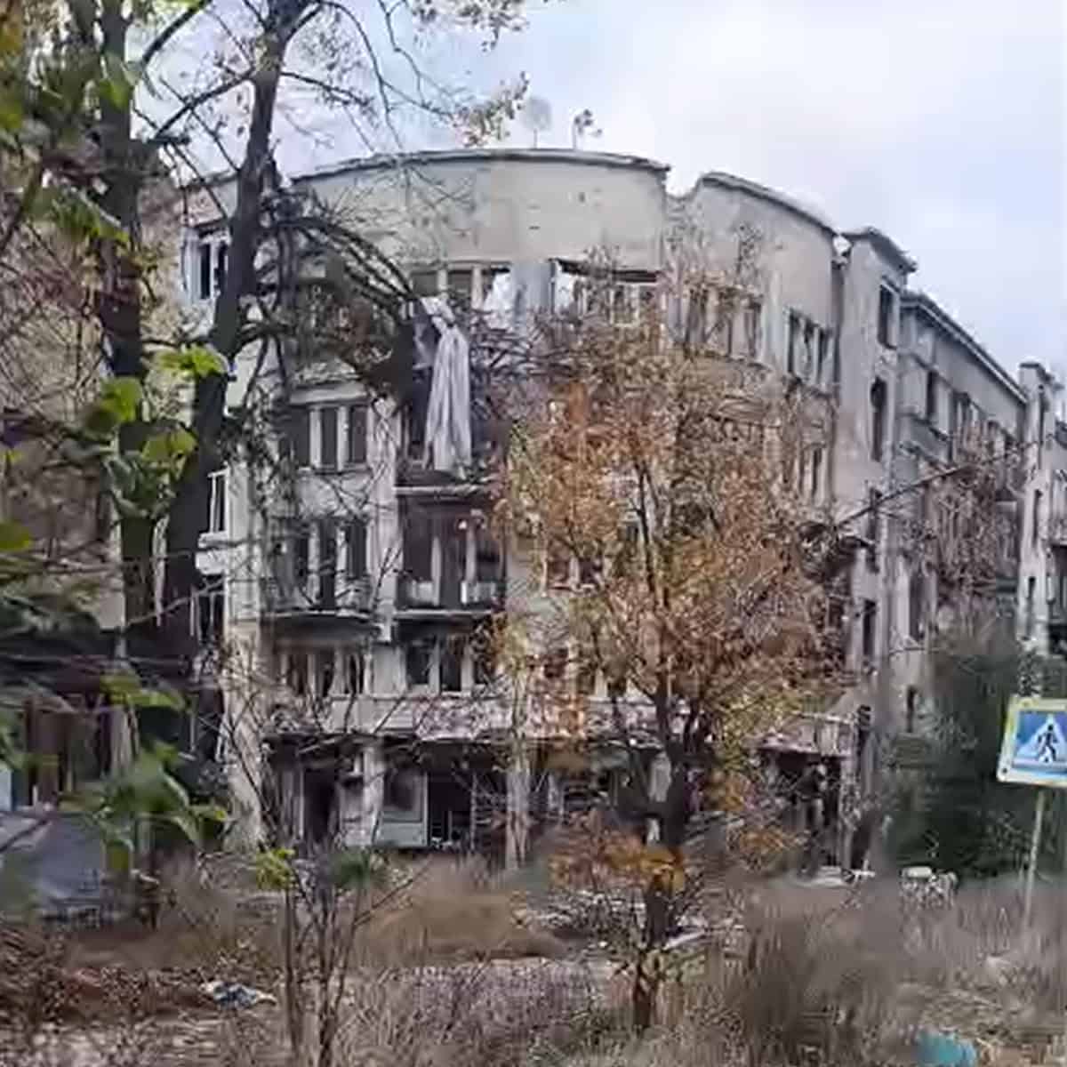 Будинок №14 по вулиці Свободи у Бахмуті у листопаді 2025 року