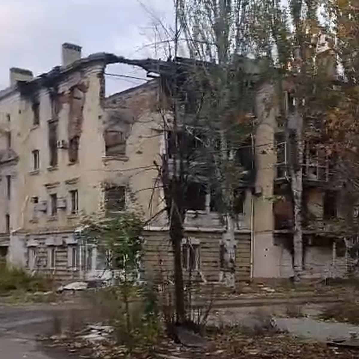 Зображення до посту: Всіхсвятський храм, обеліск та пам’ятники геологу і Булавіну: який вигляд має центр Бахмута у листопаді 2025 року