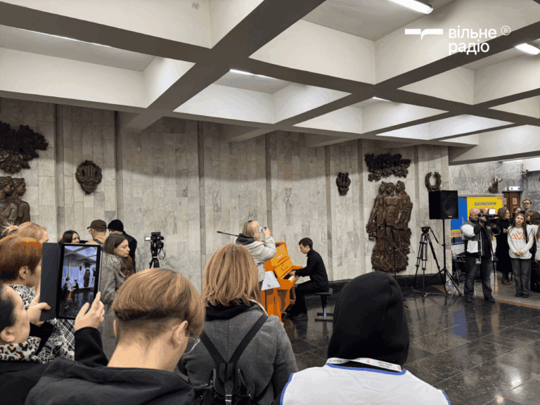 У Харківському метро встановили фортепіано, вивезене з Бахмута