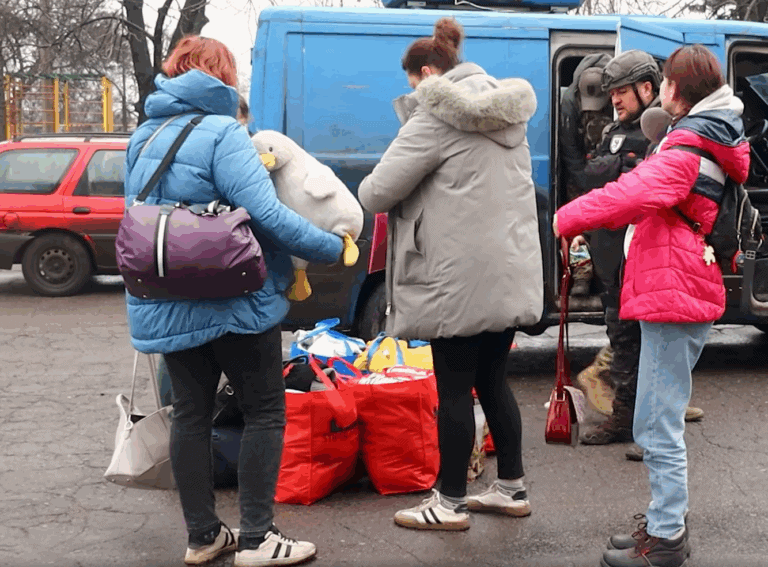 Из прифронтовой Дружковки эвакуировали женщину с тремя детьми после взрыва рядом с их домом