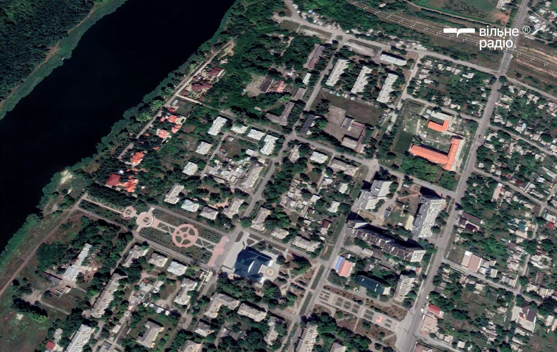 Зображення до посту: Чорні скелети будинків замість кольорових дахів: у мережі оновили супутникові знімки Бахмута (порівняння)