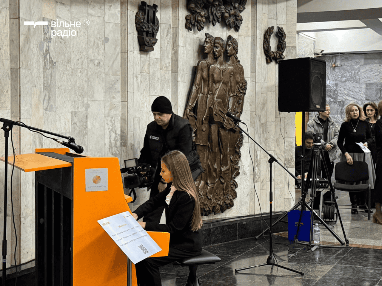 Зображення до посту: У Харківському метро встановили фортепіано, вивезене з Бахмута