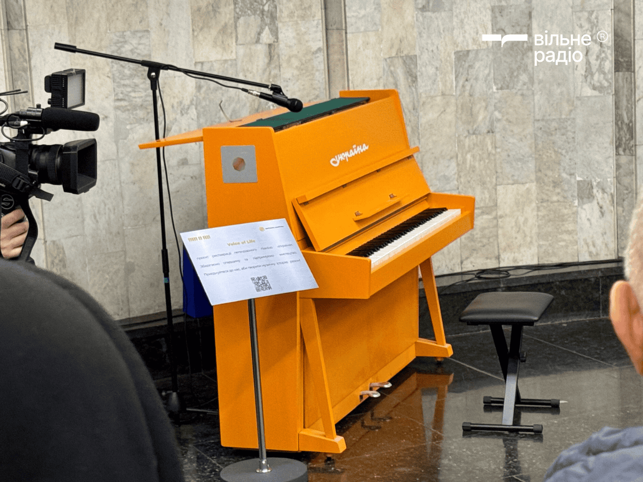 Зображення до посту: У Харківському метро встановили фортепіано, вивезене з Бахмута