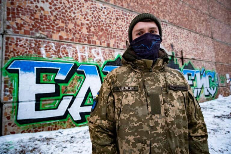 «Символ единства»: военный бригады «Эдельвейс» создал граффити в Славянске и Коломые ко Дню Соборности