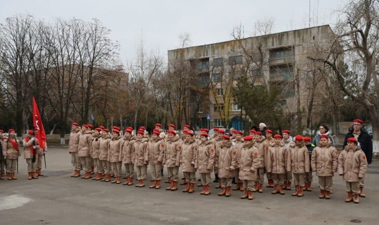 Мілітаристський рух “Юнармія” на ТОТ Донеччини налічує більш як 6,3 тисячі людей: більшість з них — діти та молодь
