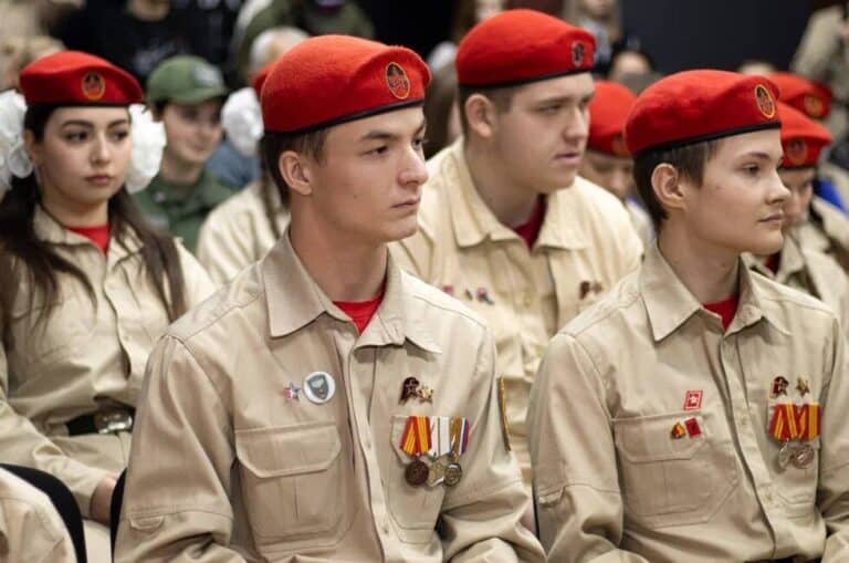 Росіяни на ТОТ Донеччини навчають “юнармійців” керувати дронами в умовах бойових дій (деталі)