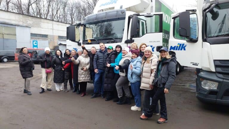 Штукатурки и водители: украинских женщин приглашают на бесплатное обучение трем профессиям