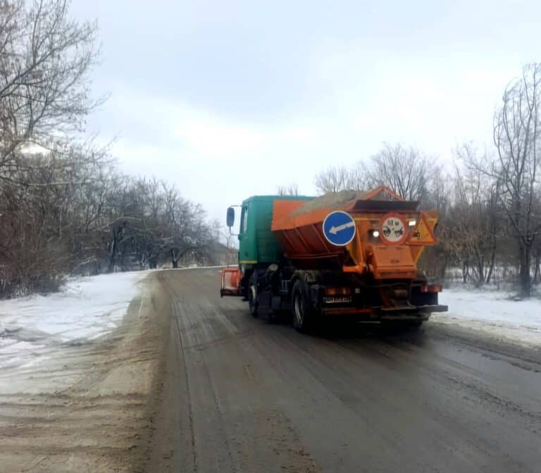 Водителей Донетчины предупредили о гололеде на дорогах: покрытие уже расчищают