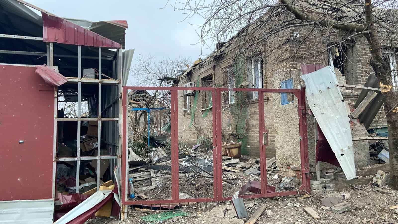 Рятувальники ДСНС працюють на місці удару по Краматорську, де загинув цивільний чоловік