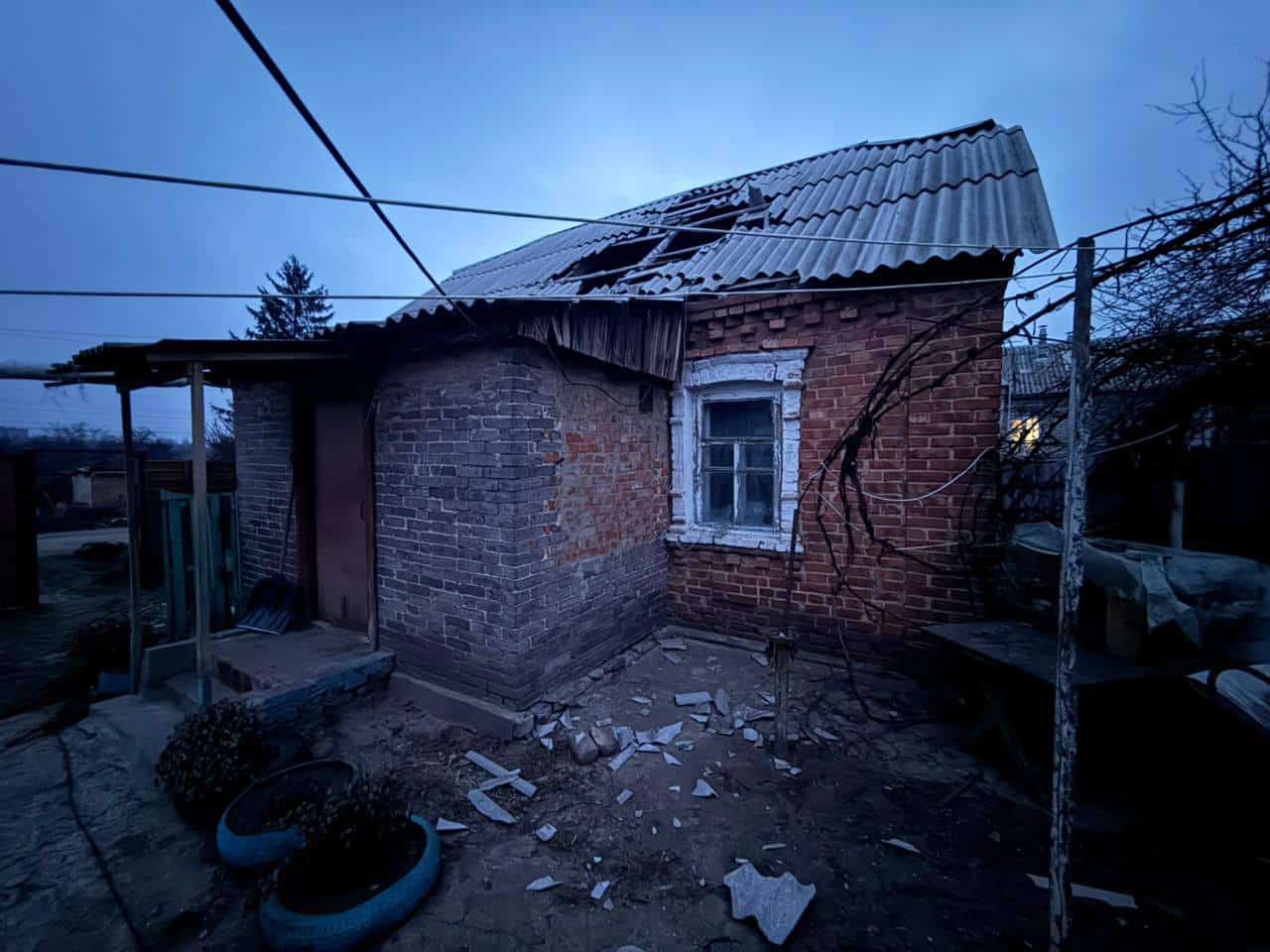 Пошкоджений житловий будинок після удару російського дрона в Новомиколаївці Краматорського району