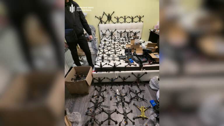 Военного из Донецкой области подозревают в продаже оружия, нужного на фронте. У него изъяли более 500 дронов и другое вооружение