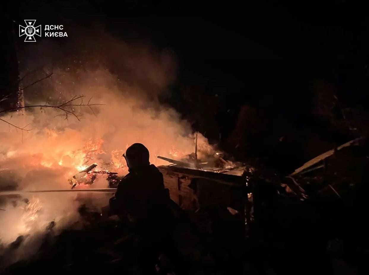 Кривий Ріг після ракетного удару ввечері 8 січня: російські балістичні ракети влучили по цивільній інфраструктурі, загинула жінка, поранені дорослі та діти.