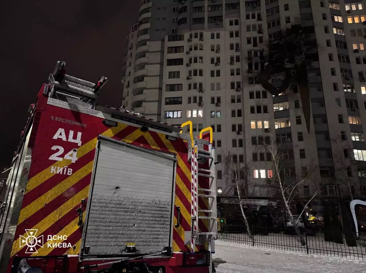 Пошкоджений інфраструктурний об’єкт у Львові внаслідок нічного обстрілу Росії: місто опинилося під комбінованою атакою ракет і дронів, без жертв серед цивільних.