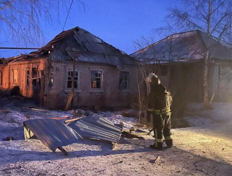 Утром россияне били из авиации по Славянску — ранена женщина