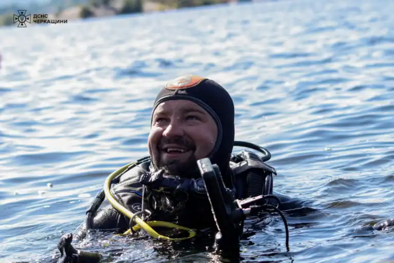 Водолаз ДСНС із Маріуполя допомагав усувати підтоплення на ТЕЦ у Києві: його відзначили нагородою