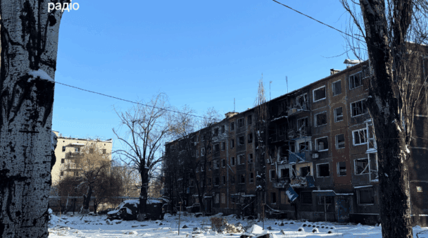 Выбитые окна и черные от пожаров фасады: кадры Белозерского в январе 2026 года (фоторепортаж)