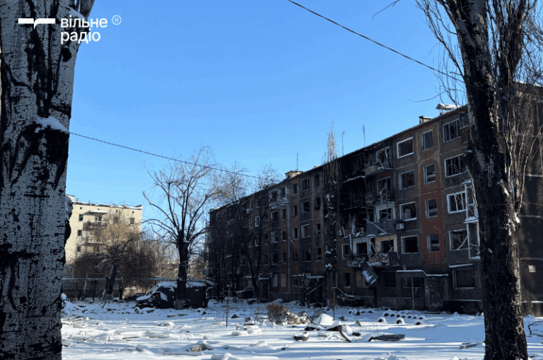 Вибиті вікна й чорні від пожеж фасади: кадри Білозерського у січні 2026 року (фоторепортаж)