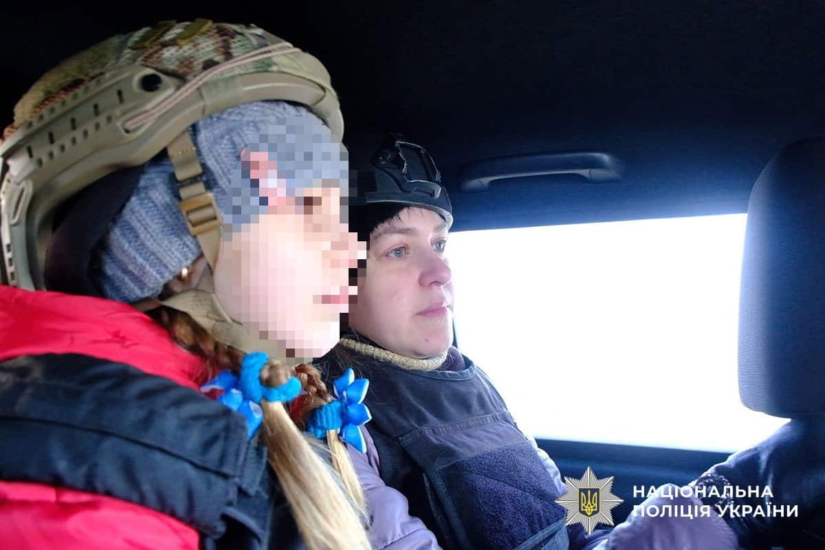 "Обстріли Дружківки: евакуація мати з донькою на фоні зруйнованої будівлі"