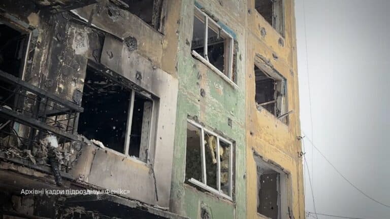 Близько 2,8 тисячі людей залишаються в оточеній боями Костянтинівці: чи можуть туди доставити гумдопомогу