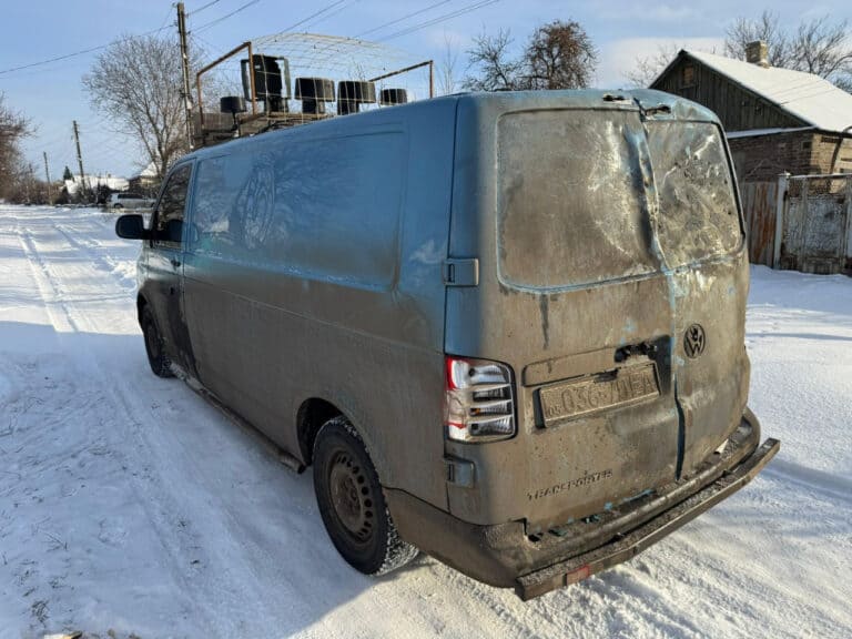 Россияне обстреляли эвакуационный автомобиль и гражданскую женщину в Константиновке, есть раненые и погибшая