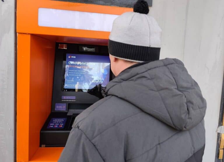 У зруйнованій Авдіївці окупанти відкрили перший банкомат російського банку