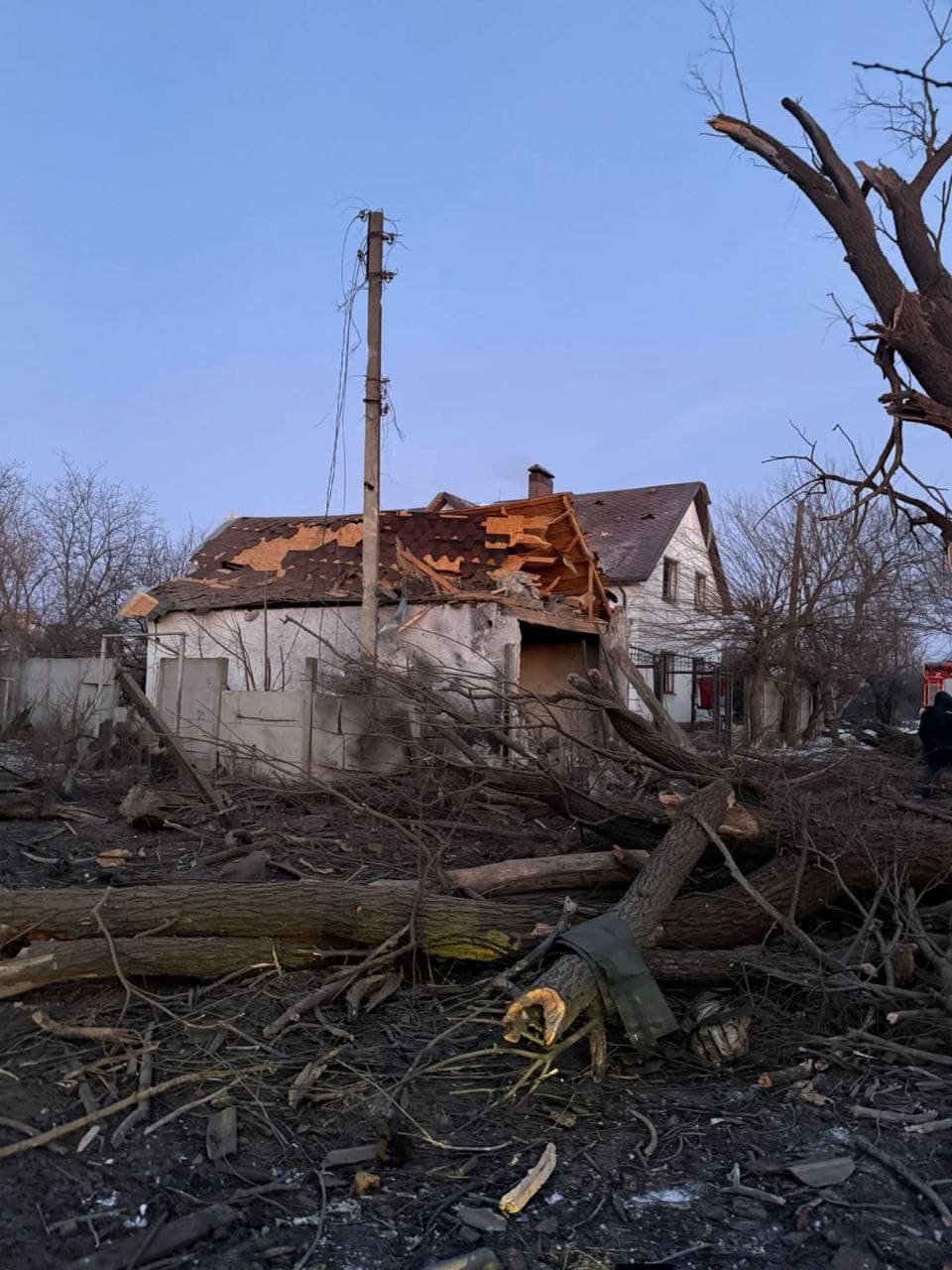 Рятувальники працюють на місці авіаудару по житлових будинках у Слов’янську