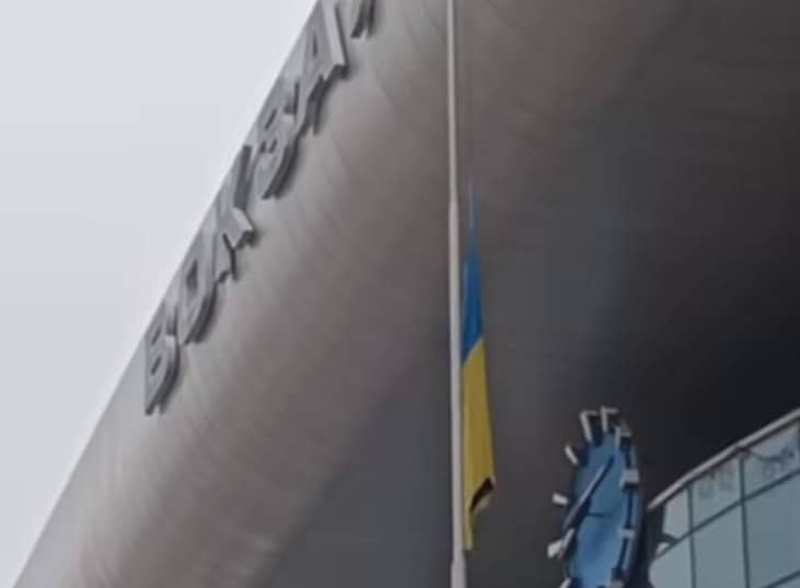 Над усіма вокзалами України приспустили стяги — в пам’ять про жертв російської атаки на потяг “Чоп – Харків – Барвінкове”
