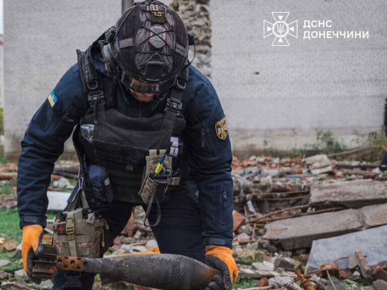 У Слов’янську двоє піротехніків дістали поранень під час розмінування: що відомо