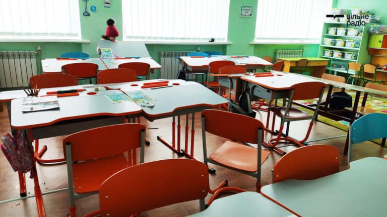 В окупованій Ольгинській громаді залишилися лише дві школи, в яких навчаються 235 дітей: скільки це коштує бюджету (аналіз)