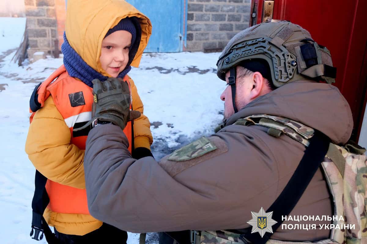З прифронтової Олексієво-Дружківки евакуювали двох дітей: вони покинули домівку вдруге