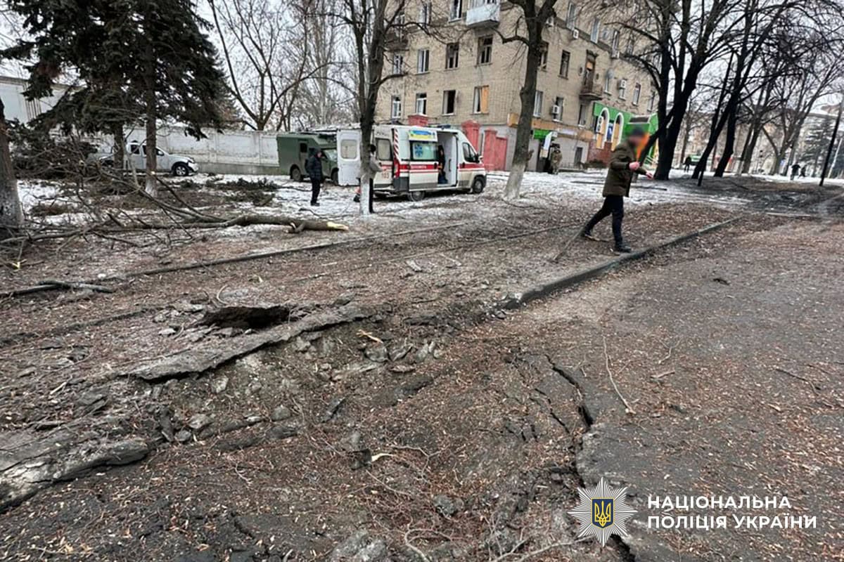 последствия удара FPV-дронами по Славянску поврежден дом и авто