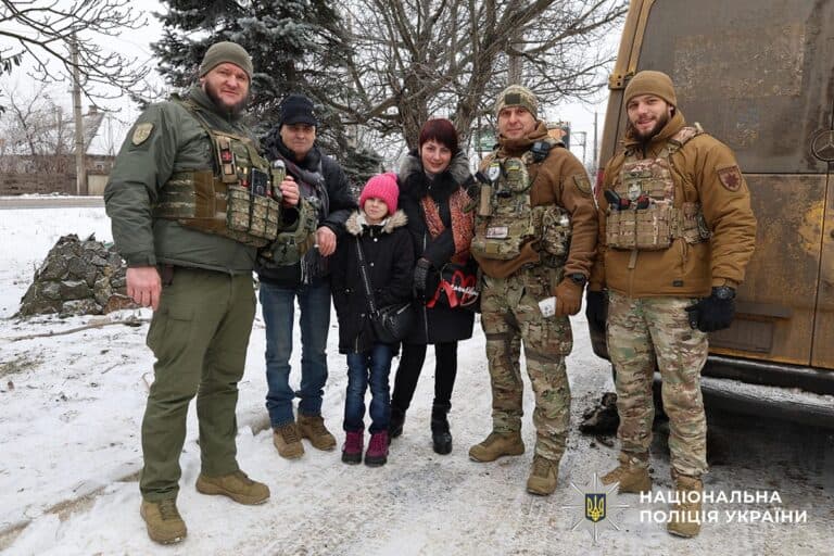 З прифронтової Миколаївки евакуювали вісім людей, троє з них — діти (деталі)