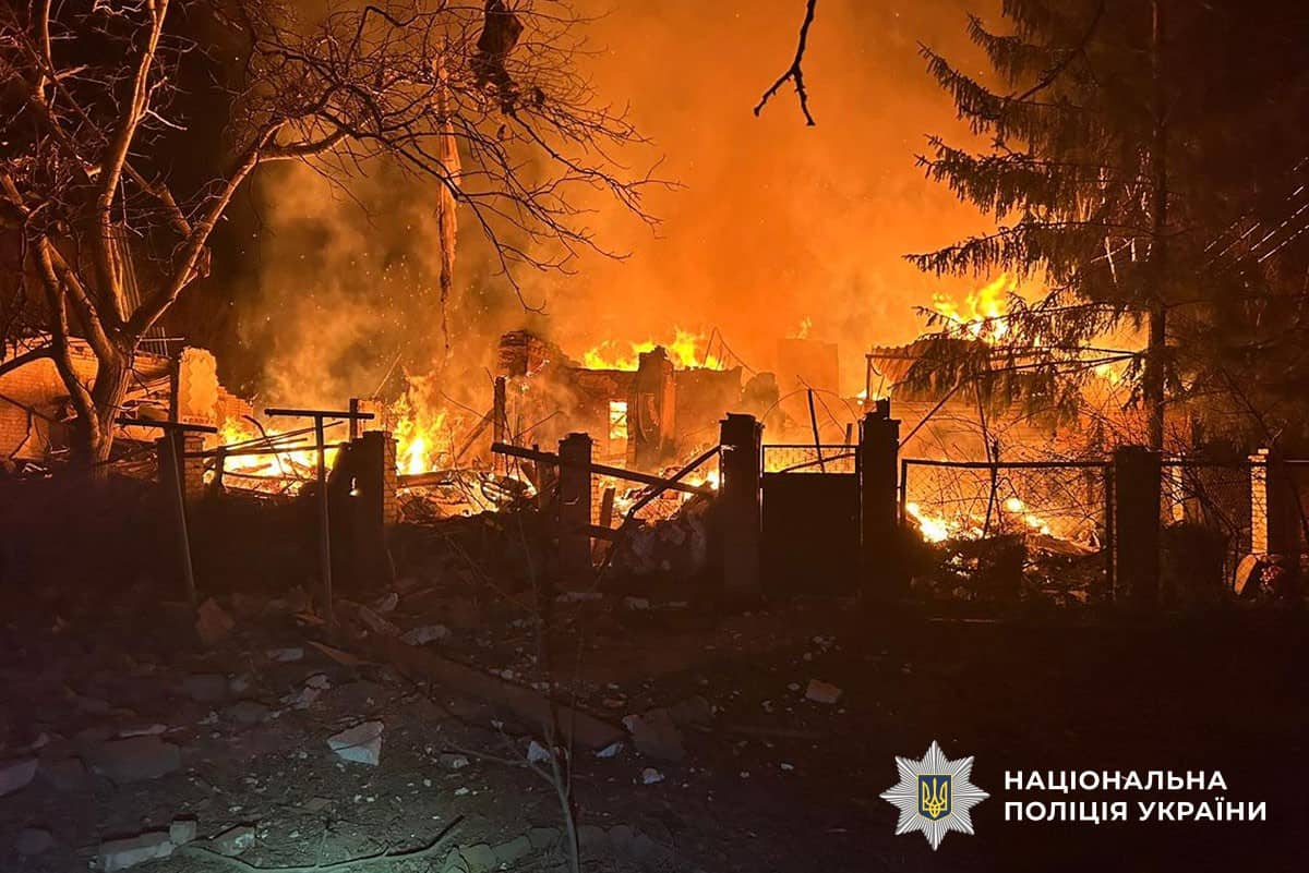 Пошкоджені будинки та автомобілі після атак дронів і реактивної артилерії на Донеччині