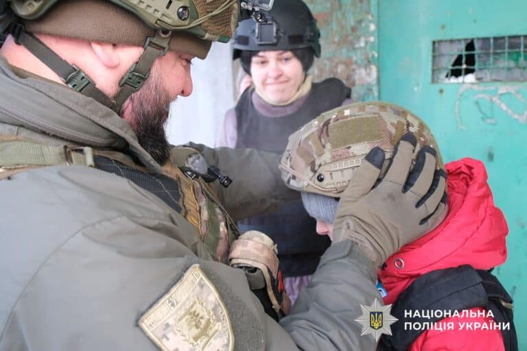 Полицейские эвакуировали из Дружковки мать с 11-летней дочерью, во дворе которых взорвался снаряд