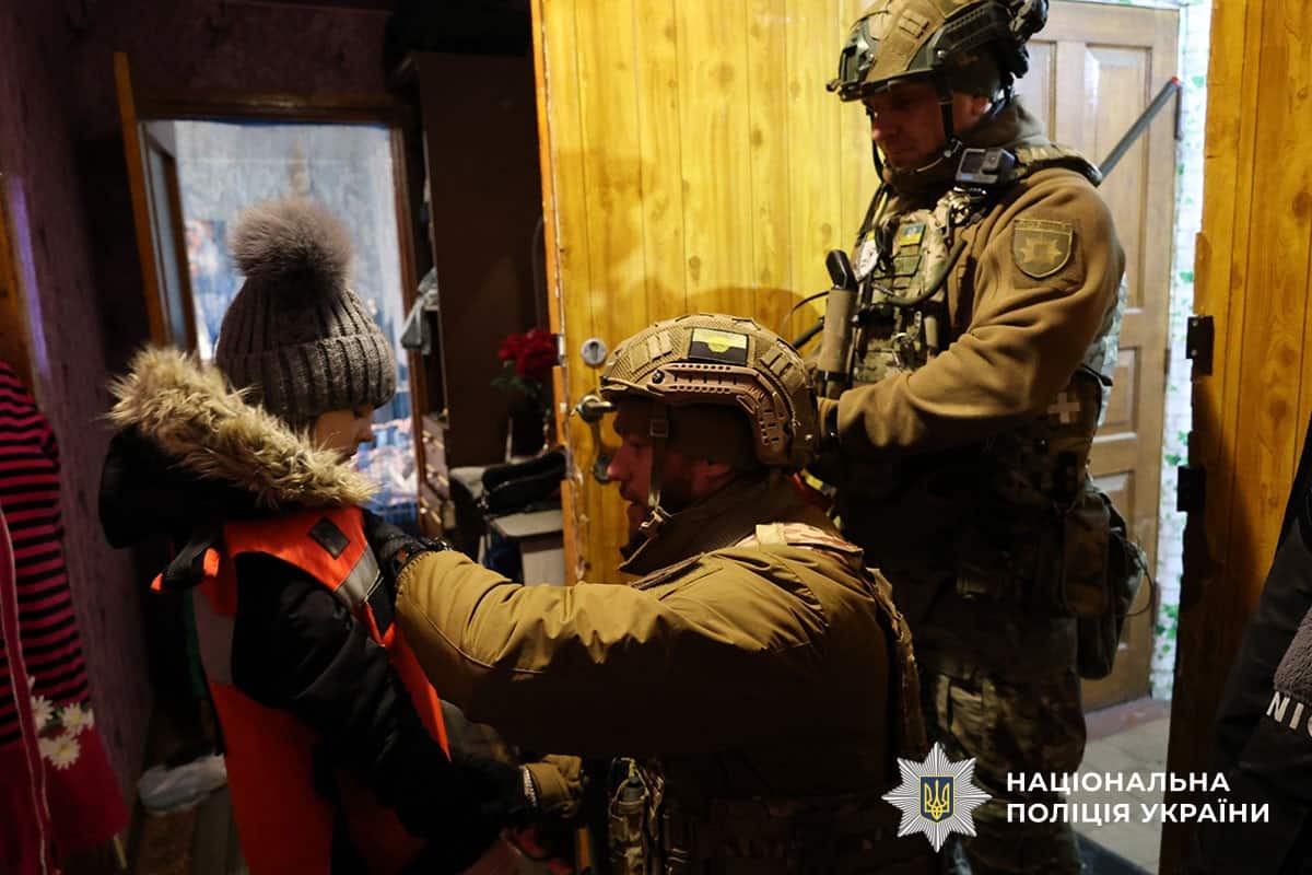 З прифронтової Миколаївки евакуювали вісім людей, троє з них — діти