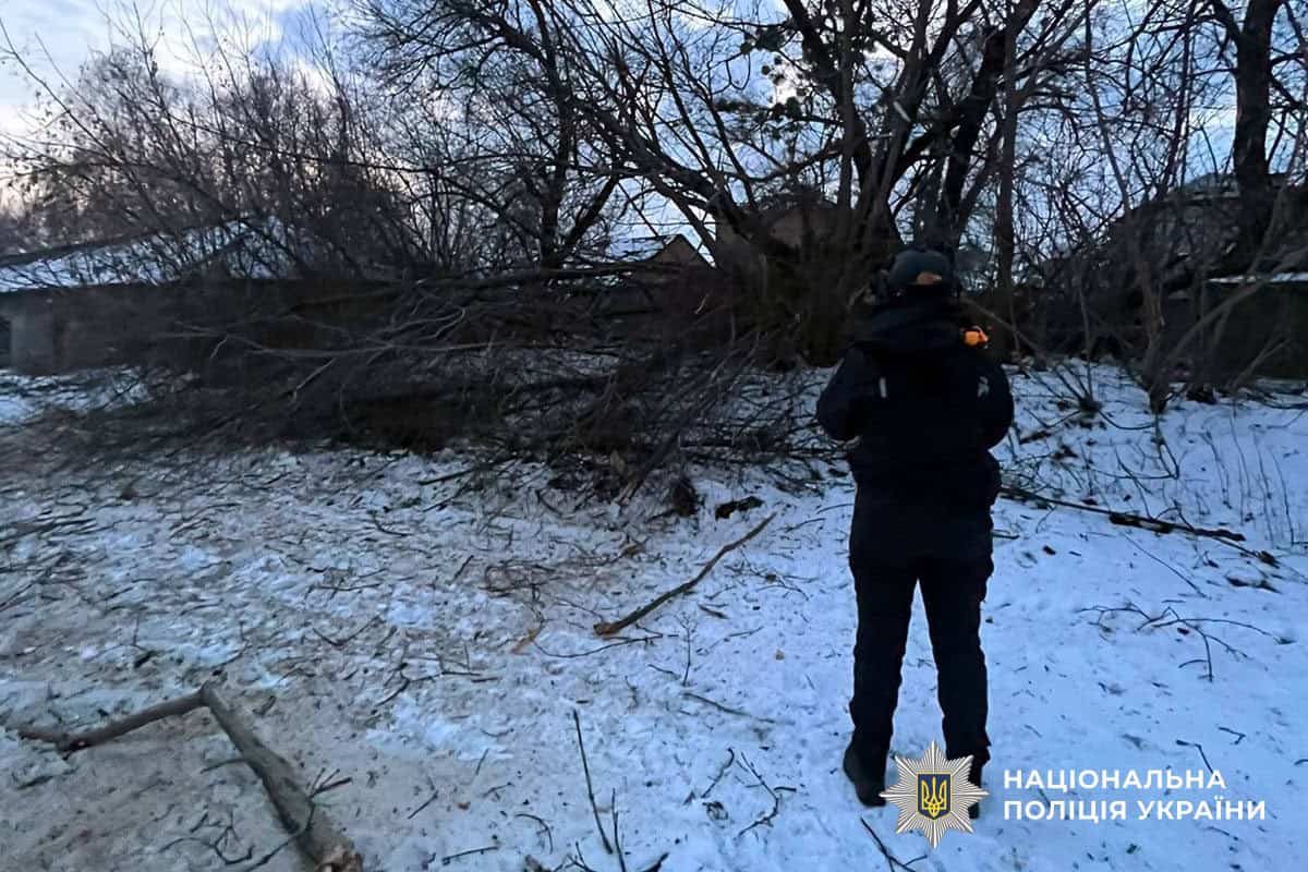 Последствия обстрела Славянска дронами „Герань-2“: раненый и поврежденные автомобили